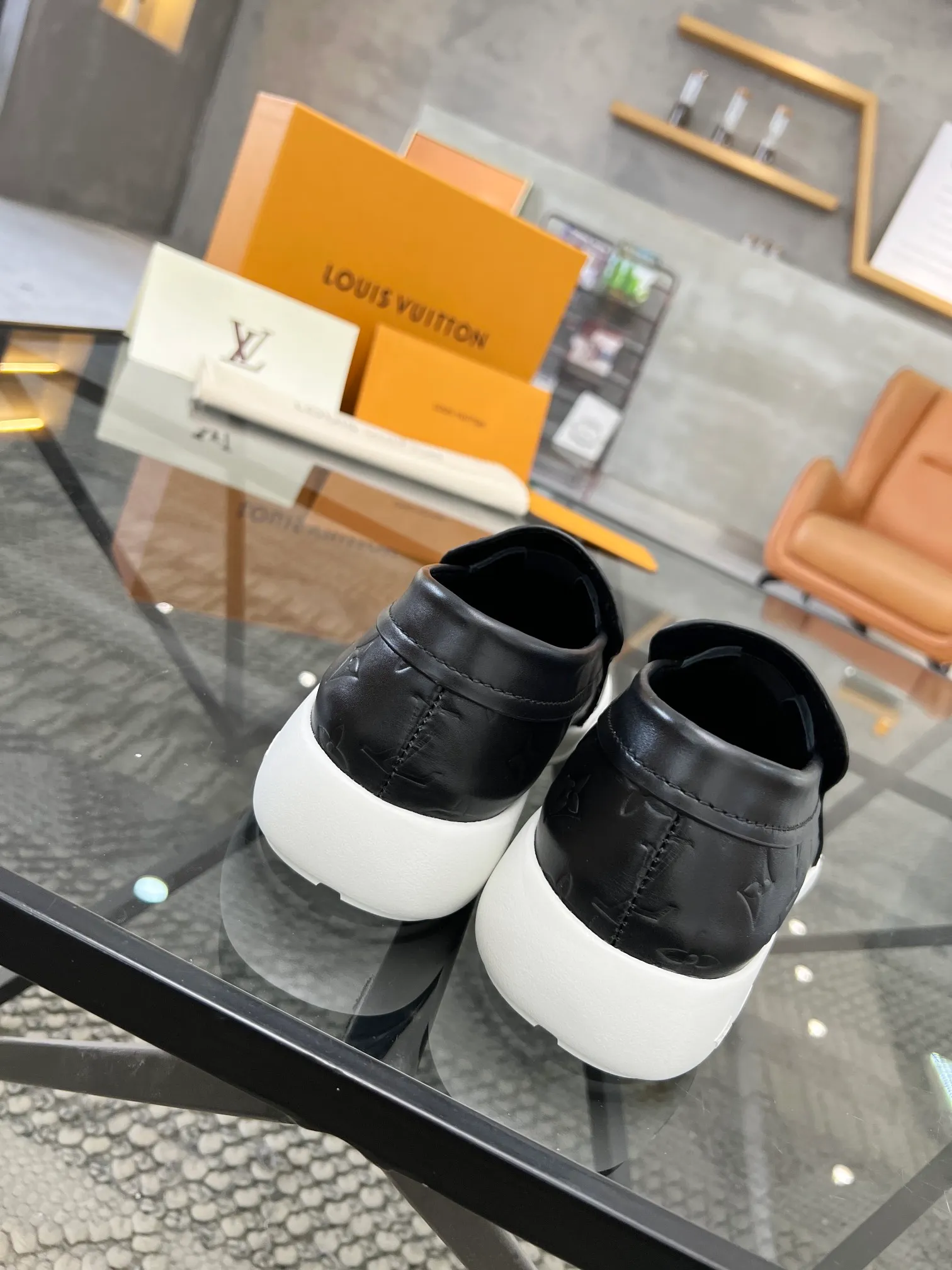 Factory price: 520💰 LV🔍Top purchasing agent🇮🇹 Road The most popular sneakers are available at the same time in the super popular sports shoe counters. The uppers are made of Italian original imported cowhide fabric. The classic and generous layout is a must-have for fashionistas. The complex craftsmanship is perfectly reproduced. The imported soft water-dyed cowhide lining is padded. The soles are: original soles specially provided by the factory. The exclusive foamed molded soles are super comfortable. The original factory follows the order. 🔍🔍High quality. You can go in and out of the counter at will. Welcome to compare. Size 39-45 (38 can be ordered)
